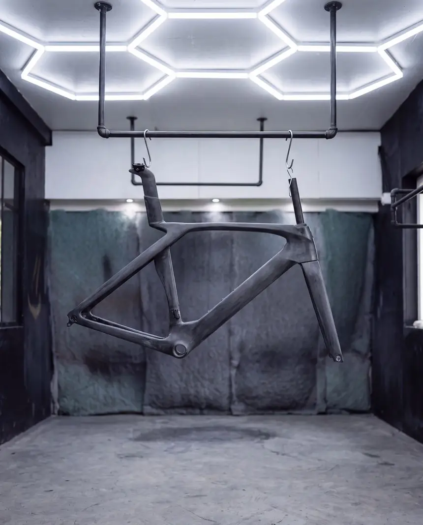 Frame en vork hangend in de spuitcabine