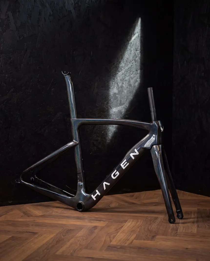 Racefietsframe in holographic black op een standaard