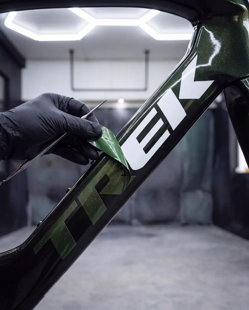 Merkbelettering vrijleggen op het frame