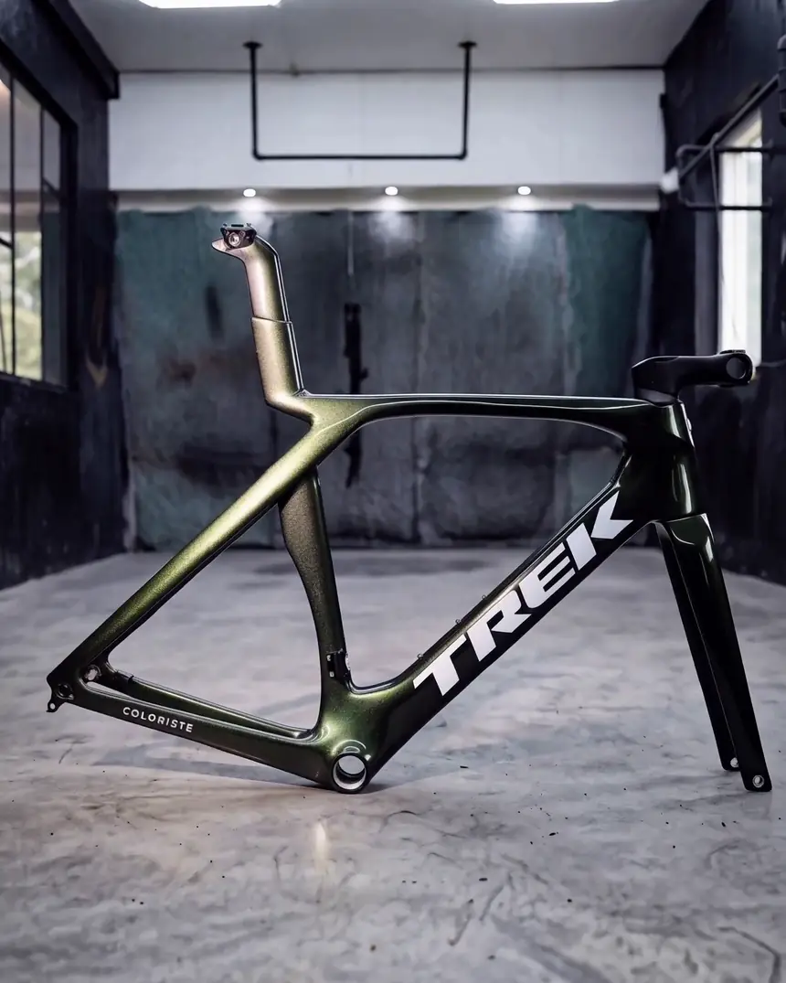 Trek racefietsframe in de kleur Forest Prism op de werkvloer