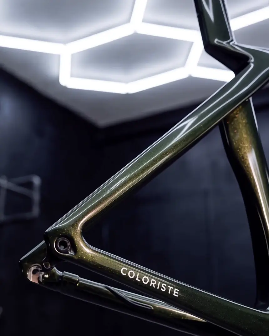 Afgewerkt racefietsframe in de studio