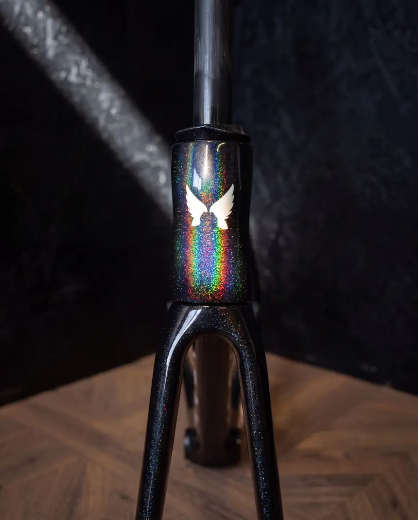 Holografische decal op de vorkkroon